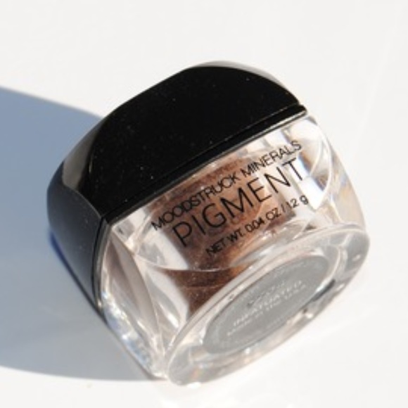 Younique Pigment Powder Eye Shadow - Picture 2 of 2